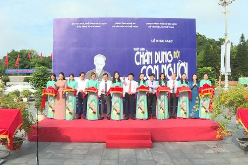 Nghệ An: Triển lãm chuyên đề 'Hồ Chí Minh – Chân dung một con người'