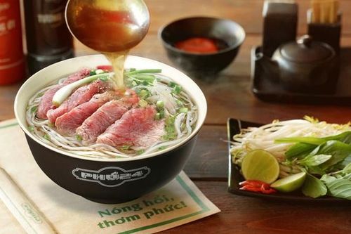 Đại gia gà rán Philippines 'trả' Phở 24 về với người Việt