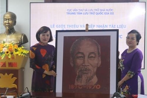 Tiếp nhận tài liệu về Chủ tịch Hồ Chí Minh của họa sĩ Bùi Trang Chước