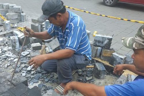 Xuất hiện tình trạng bong đá lát trên phố đi bộ gần 100 tỷ ở Huế