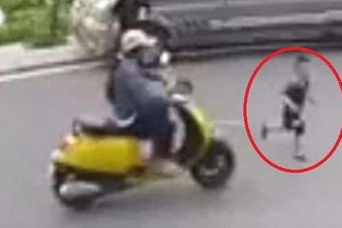 Hé lộ danh tính 2 vợ chồng đánh nữ tài xế lái xe máy tông vào bé trai chạy qua đường