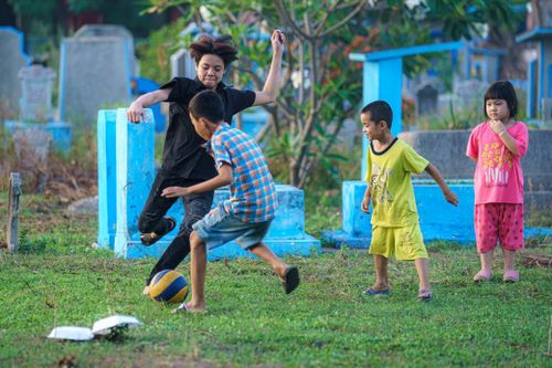 Cảnh sống chung với hàng chục nghìn ngôi mộ chậm di dời ở TP.HCM
