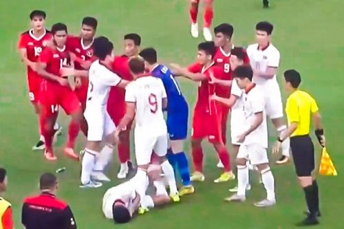 Pha bóng khiến U22 Việt Nam và Indonesia lao vào nhau
