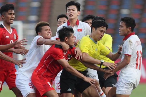 Văn Tùng ngăn cầu thủ U22 Indonesia gây sự
