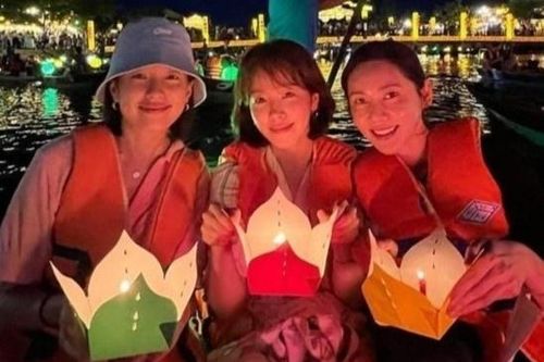 Han Hyo Joo cùng dàn sao Hàn thả hoa đăng ở Hội An