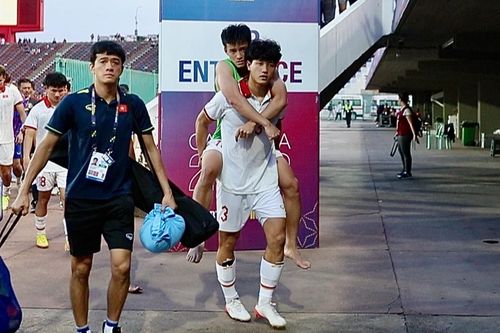 Đồng đội cõng Thanh Nhàn ra về sau trận thua U22 Indonesia