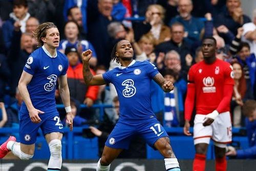 Sterling lập cú đúp, Chelsea vẫn bị kéo trở lại mặt đất