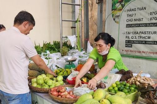 Người tiêu dùng hào hứng mua nông sản sạch từ Phiên chợ Xanh - Tử tế