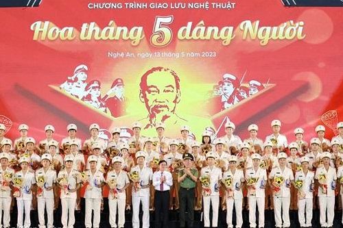 Chương trình nghệ thuật 'Hoa tháng Năm dâng Người' và tôn vinh 75 điển hình tiên tiến CAND làm theo lời Bác