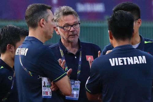 U22 Việt Nam thua cay đắng, HLV Troussier họp nóng với trợ lý ngay tại sân