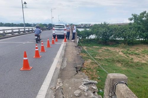 Quảng Nam: Người dân bất an khi thấy lan can cầu bị gãy một đoạn dài
