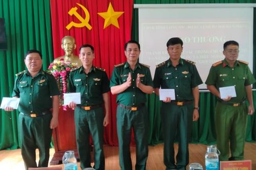 Trao thưởng thành tích trong đấu tranh phòng, chống tội phạm