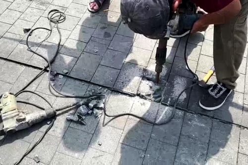 Vì sao phố đi bộ gần 100 tỷ đồng tại Huế mới khai trương phải khoan gỡ mặt đá lát?