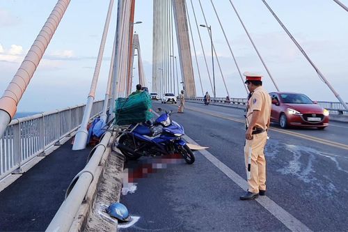 Nghe tiếng động lớn khi đang đi trên cầu Rạch Miễu, người dân liền hoảng sợ với cảnh tượng trước mắt