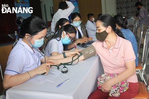 300 công nhân khó khăn được khám bệnh, phát thuốc miễn phí