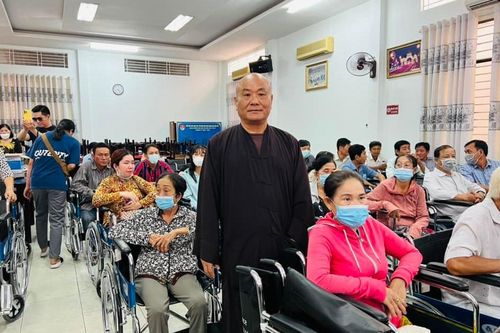 Ban Từ thiện xã hội báo Giác Ngộ trao tặng 130 chiếc xe lăn, bàn giao cầu bê-tông nông thôn