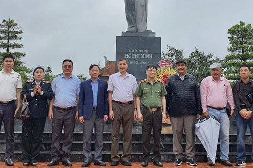 Quảng Ninh: Đoàn lãnh đạo các cơ quan báo chí trung ương dâng hương Tượng đài Bác Hồ tại huyện đảo Cô Tô