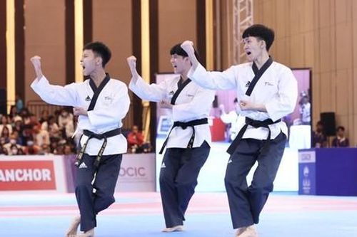 SEA Games 32: Đoàn Việt Nam đứng vững ngôi đầu với 71 HCV