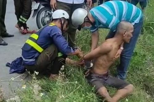 Bắt thanh niên dùng dao chặt phá dây cáp điện của đường cao tốc