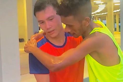 Cảm động VĐV Việt Nam tặng áo cho đối thủ người Timor Leste