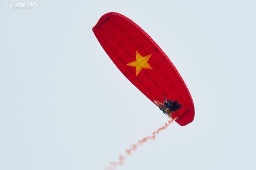 Mãn nhãn với màn biểu diễn dù lượn 'Bay lên miền cửa biển'