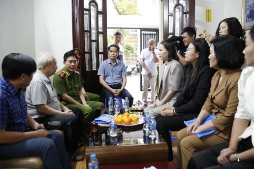 Chia sẻ nỗi đau với gia đình 4 người mất trong vụ cháy tại quận Hà Đông