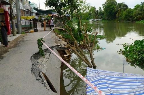 Sạt lở 'uy hiếp' nhiều nhà dân tại Đồng Tháp