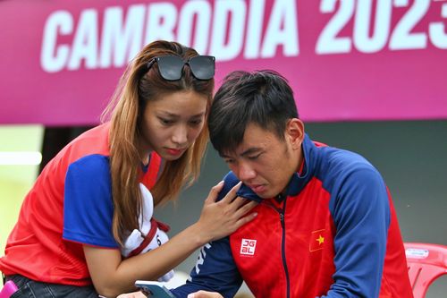 Vợ mới cưới an ủi Lý Hoàng Nam sau trận chung kết SEA Games