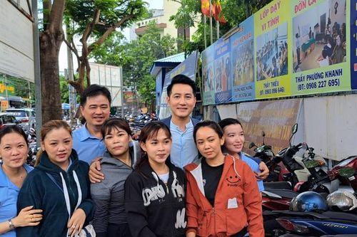 Liên đoàn Lao động TP Hồ Chí Minh tặng 10.000 suất quà trong 'Tháng công nhân'