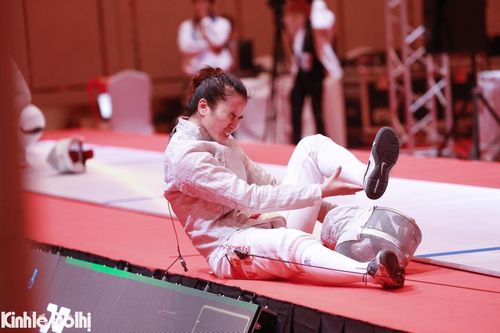 Kiếm thủ trật khớp gối giành HCV SEA Games 32:'Tôi không cho phép mình bỏ cuộc'