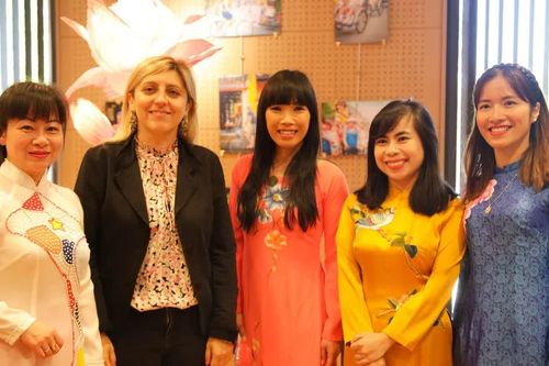 'Nghe Áo dài kể chuyện' trên đất Pháp