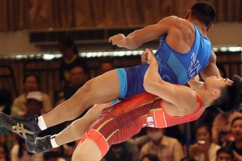 Liên tục nhấc bổng đối thủ Thái Lan, võ sĩ Việt Nam giành HCV SEA Games 'dễ như ăn kẹo'