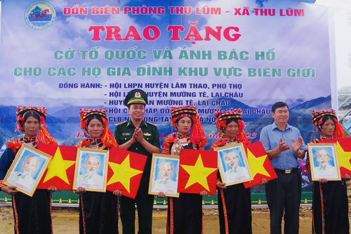 Bộ đội Biên phòng tỉnh Lai Châu trao cờ Tổ quốc và ảnh Bác Hồ tặng người dân xã Thu Lũm