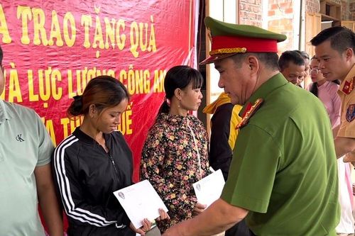 Cục CSGT trao tặng nhiều phần quà cho đồng bào Nam Đông