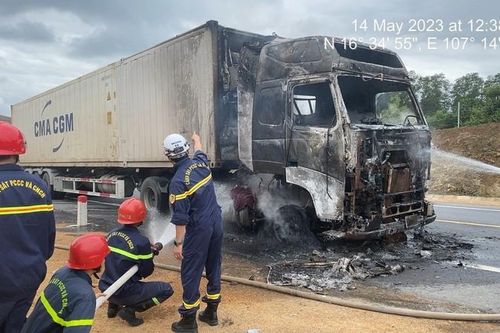 Hiện trường xe container bốc cháy ngùn ngụt trên cao tốc Cam Lộ - La Sơn