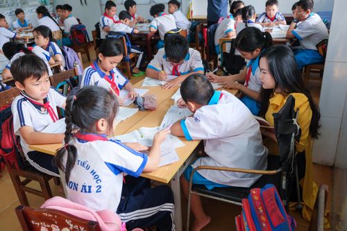 Đường đến trường của hai anh em khuyết tật