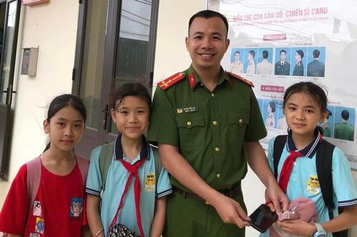 Học sinh lớp 5 Hà Nội trả lại điện thoại cho người đánh rơi