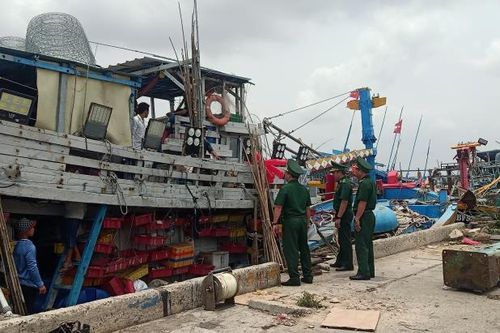 Hai thuyền viên tử vong nghi do ngộ độc khí trong hầm cá