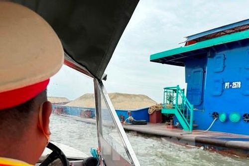 Phát hiện nhiều tàu chở cát quá tải, hết đăng kiểm chạy trên sông Hồng