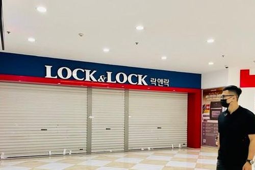 Hà Nội: Vắng vẻ lạ thường ở nhiều gian hàng trung tâm thương mại