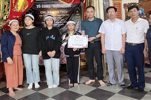 Trao hơn 50 triệu đồng đến hoàn cảnh 4 anh em mồ côi ở Nghệ An