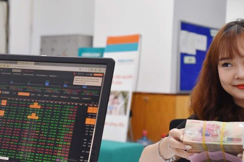 Chủ tịch và người nhà ồ ạt bán cổ phiếu