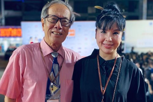 NSND Lan Hương 'Em bé Hà Nội' tình tứ bên chồng NSƯT Tất Bình