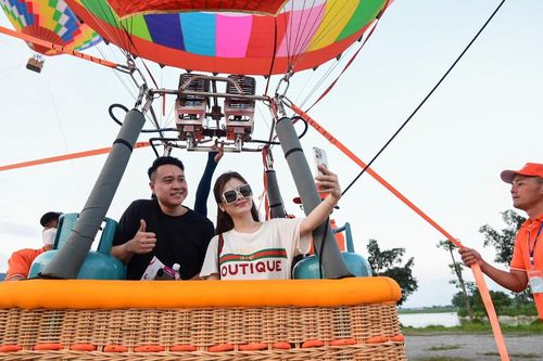 Du khách đi trăm cây số về Hà Nam bay khinh khí cầu