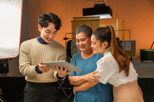 Điều gì trong MV 'Chạm gần thêm thương' của Trúc Nhân khiến người xem xúc động?