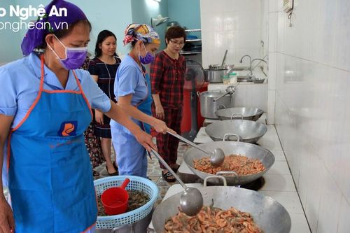 Tăng cường kiểm tra, giám sát để phòng chống ngộ độc thực phẩm trong trường học