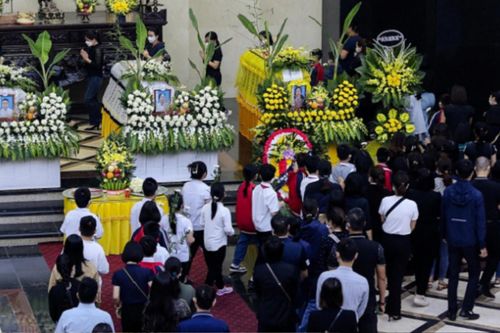 Đẫm nước mắt cảnh dòng người đến thắp nén hương, tiễn biệt 4 bà cháu tử vong trong vụ hỏa hoạn