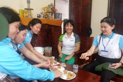 Đĩa bánh Đông sương mát lòng cán bộ Hội nơi đảo xa nắng gió