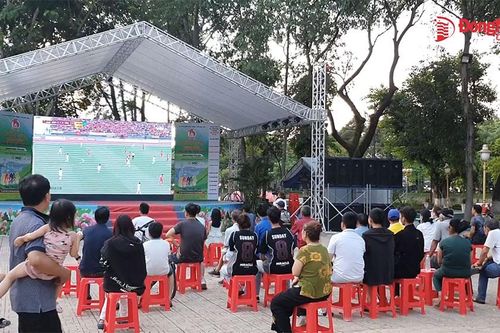 Sôi động không khí bóng đá SEA Games tại công viên Biên Hùng