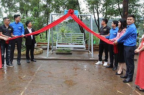 Thăm, tặng quà cựu thanh niên xung phong và học sinh có hoàn cảnh khó khăn tại huyện Cao Lộc
